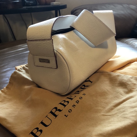 Burberry White Leather Barrel Bag - Picture 2 of 10